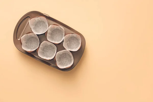 Muffin Bicchieri Cottura Con Vassoio Sfondo Colore — Foto Stock