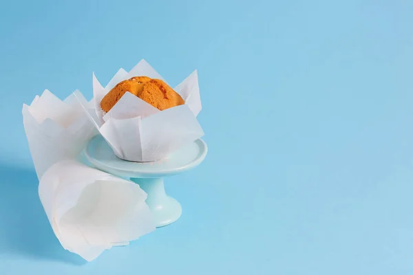 Stand Con Gustosi Muffin Tazze Sfondo Colore — Foto Stock