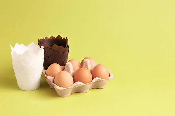 Muffin Bakbekers Met Eieren Kleur Achtergrond — Stockfoto