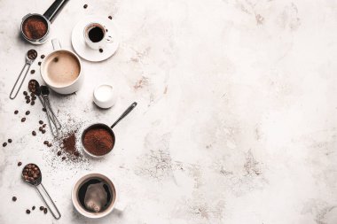 Kahve çekirdekli kompozisyon ve hafif arka planda pudra.