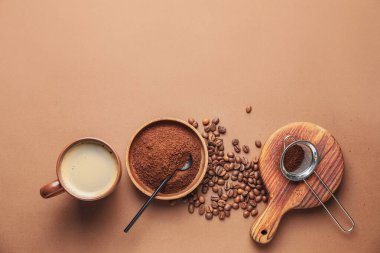 Renkli arka planda sıcak kahveli kompozisyon