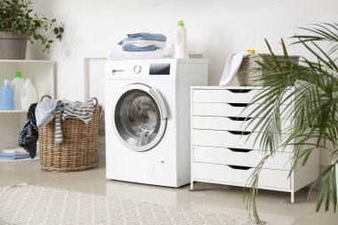 Modern ev çamaşır odasının içi.