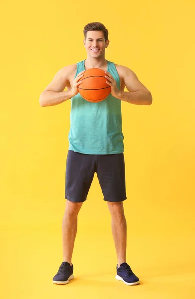 Sportlicher Junger Mann Mit Ball Auf Farbigem Hintergrund — Stockfoto