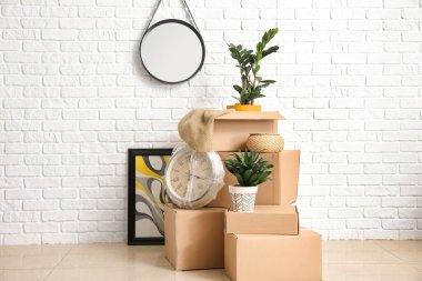 Taşındığı gün yeni dairede içinde eşyalar olan karton kutular.