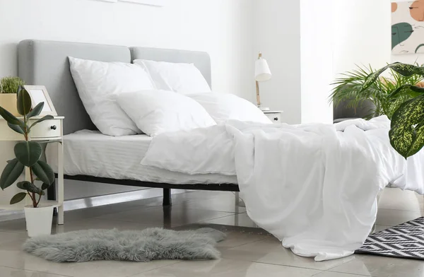 Groot Comfortabel Bed Met Schoon Linnen Kamer — Stockfoto