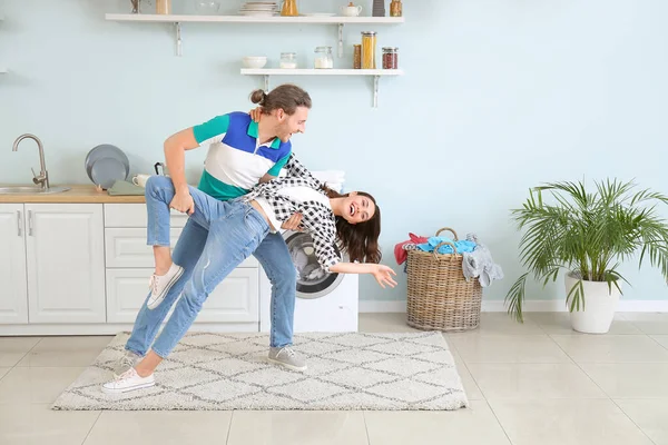 Feliz Jovem Casal Dançando Enquanto Lavava Roupa Casa — Fotografia de Stock