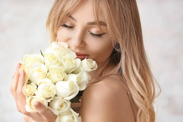 Schöne Junge Frau Mit Einem Strauß Rosen Auf Hellem Hintergrund — Stockfoto