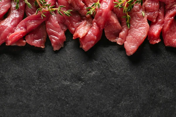 Pieces Fresh Beef Meat Herbs Dark Background — Stock Photo, Image