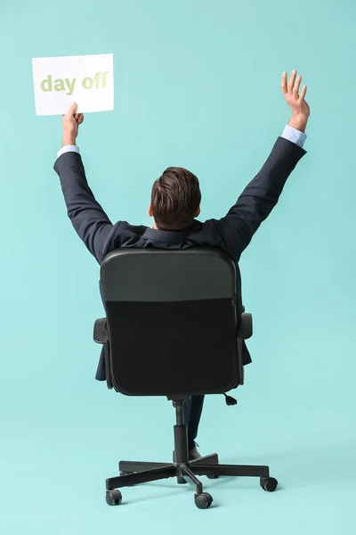若いビジネスマンは背景色を背景に椅子でリラックス コンセプトオフの日 — ストック写真