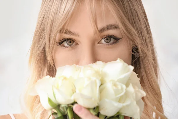 Hermosa Joven Con Ramo Rosas Sobre Fondo Claro — Foto de Stock