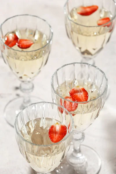 Bicchieri Champagne Saporito Con Fragola Sul Tavolo — Foto Stock