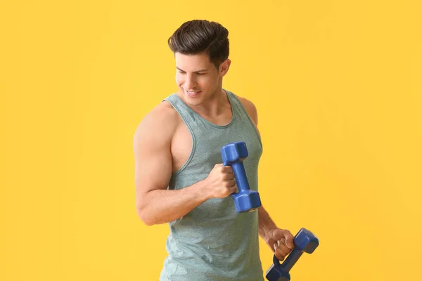 Joven Deportivo Con Mancuernas Sobre Fondo Color — Foto de Stock