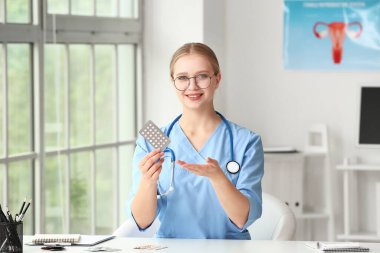 Klinikte doğum kontrol hapı kullanan kadın jinekolog.