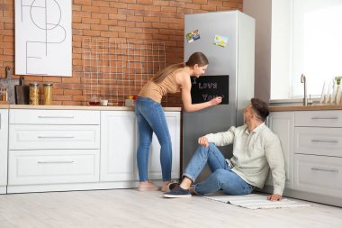 Genç bir kadın mutfakta tahtaya 