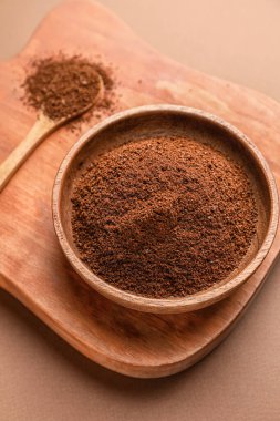 Arka planda kahve tozu olan yemek ve kase.