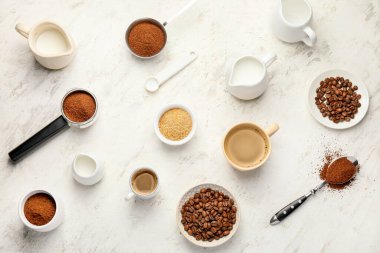 Hafif arkaplanda kahve ve malzemelerle kompozisyon