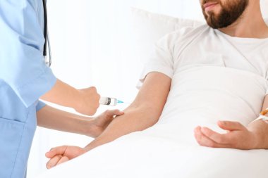 Hasta odasında birlikte çalışan kadın doktor.