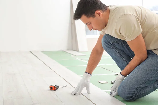 Carpinteiro Instalando Piso Laminado Quarto — Fotografia de Stock