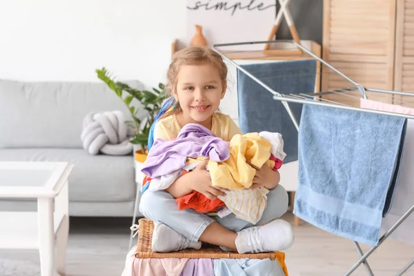 Niña Con Ropa Sucia Casa — Foto de Stock