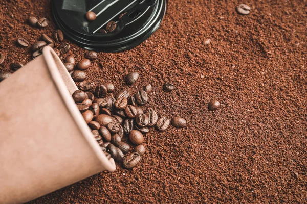 Tasse Und Verstreute Kaffeebohnen Auf Pulver — Stockfoto