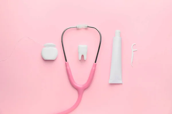 Conjunto Para Higiene Oral Com Estetoscópio Sobre Fundo Colorido — Fotografia de Stock