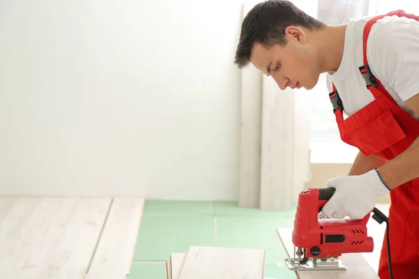 Carpinteiro Instalando Piso Laminado Quarto — Fotografia de Stock