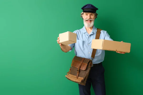 Renkli Arka Planda Yakışıklı Yaşlı Postacı — Stok fotoğraf