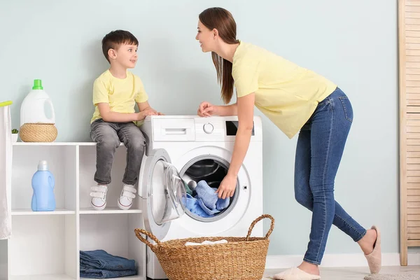 Mujer Joven Con Pequeño Hijo Haciendo Colada Casa — Foto de Stock