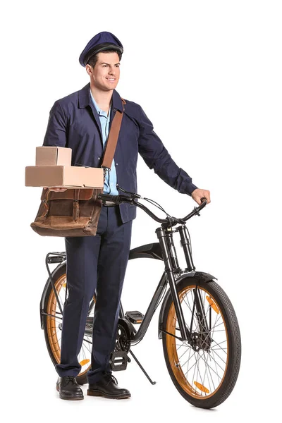 一个年轻英俊的邮递员 有一辆白色背景的自行车 — 图库照片
