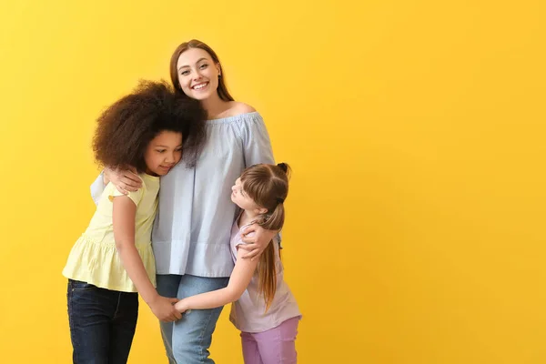 Gelukkig Vrouw Met Weinig Geadopteerde Kinderen Kleur Achtergrond — Stockfoto