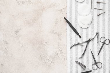 Hafif arkaplanda manikür malzemeleri