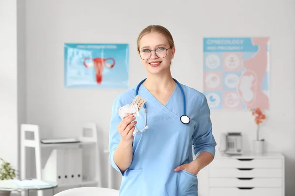 Gynécologue Féminine Avec Différents Contraceptifs Clinique — Photo
