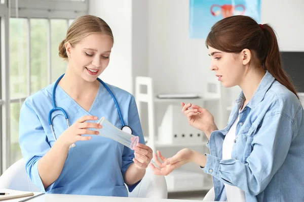 Frauenärztin Und Patientin Mit Kondom Klinik — Stockfoto