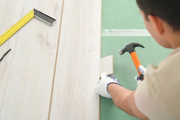 Carpinteiro Instalando Piso Laminado Quarto — Fotografia de Stock