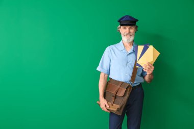 Renkli arka planda yakışıklı yaşlı postacı