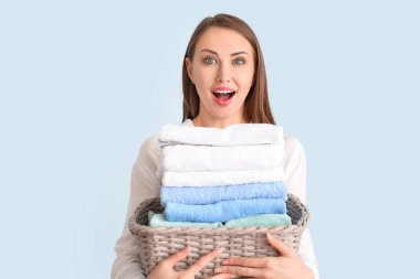 Temiz çamaşırları olan genç bir kadın.