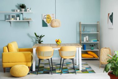Modern stil odasının içi.