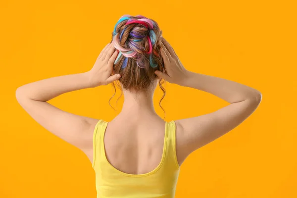 Renkli Saçı Olan Güzel Bir Genç Kadın — Stok fotoğraf