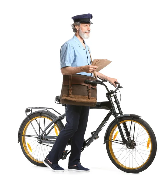 Jóképű Öreg Postás Kerékpárral Fehér Háttér — Stock Fotó