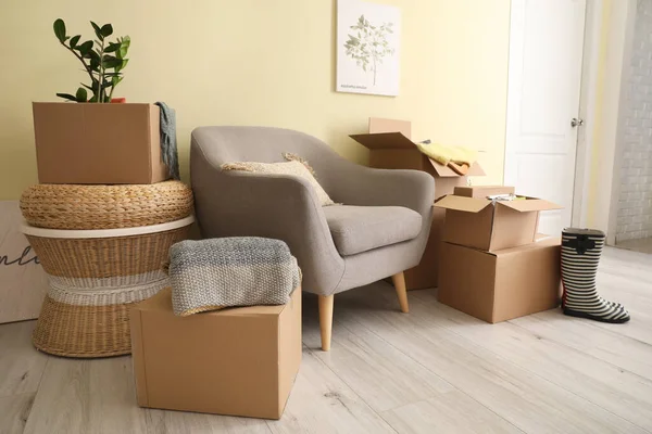 Cajas Cartón Con Pertenencias Sillón Piso Nuevo Día Mudanza — Foto de Stock