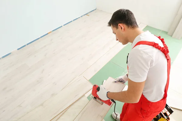 Carpinteiro Instalando Piso Laminado Quarto — Fotografia de Stock