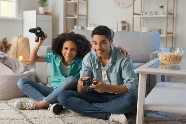 Afroameričtí Teenageři Hrají Videohry Doma — Stock fotografie