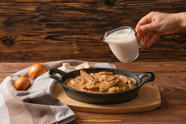 Woman Cooking Tasty Beef Stroganoff Table — Stock Photo, Image
