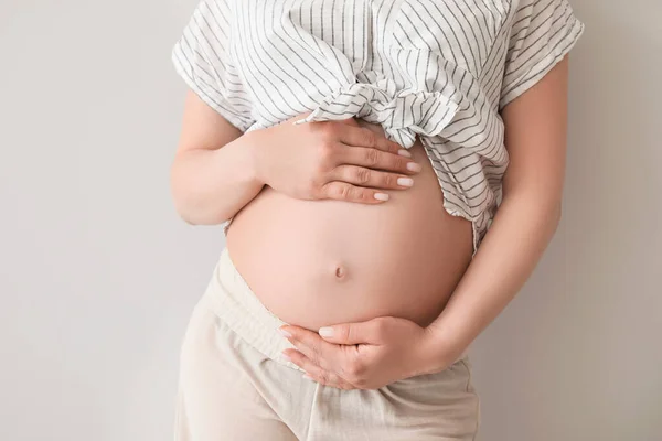 Mooie Zwangere Vrouw Lichte Achtergrond — Stockfoto