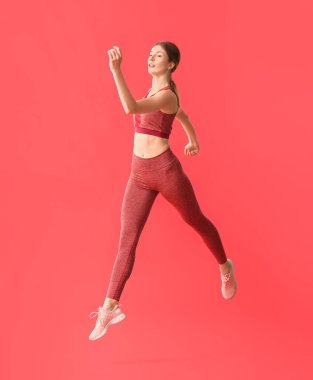 Renkli arka planda sportif bayan koşucu