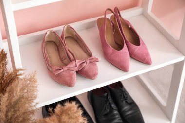 Modern salonun içinde şık ayakkabılarla ayakta durun.