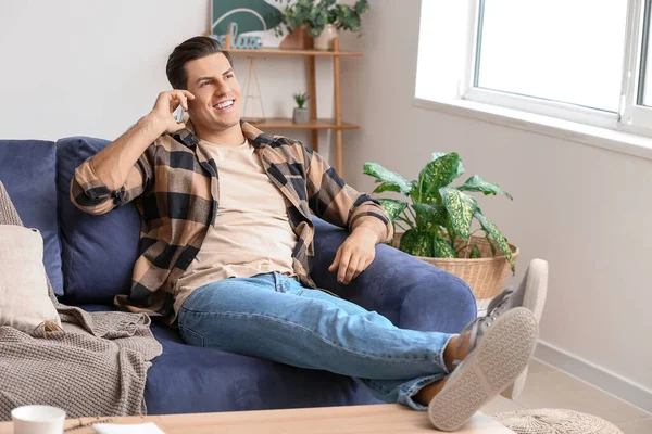 Homem Preguiçoso Falando Por Telefone Enquanto Passa Dia Folga Casa — Fotografia de Stock