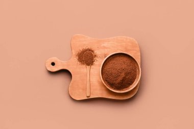 Arka planda kahve tozu olan yemek ve kase.