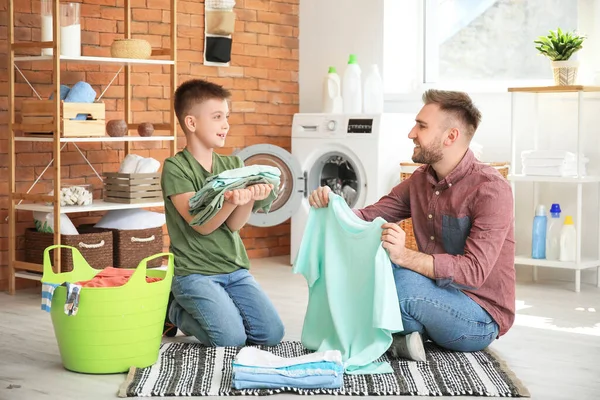 Homem Seu Filho Fazendo Lavanderia Casa — Fotografia de Stock