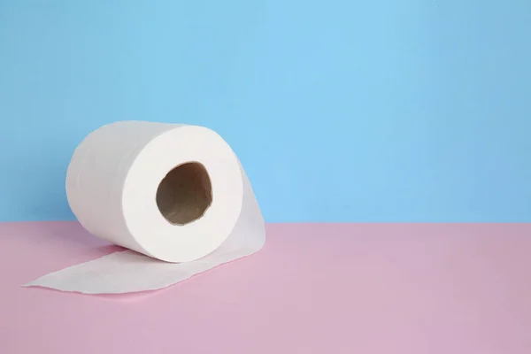 Rolle Toilettenpapier Auf Farbigem Hintergrund — Stockfoto
